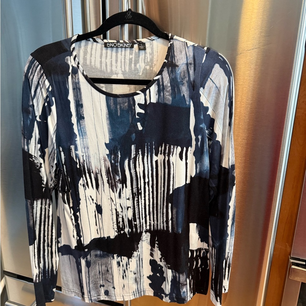 SNO SKINS Monochrome Artistic Top